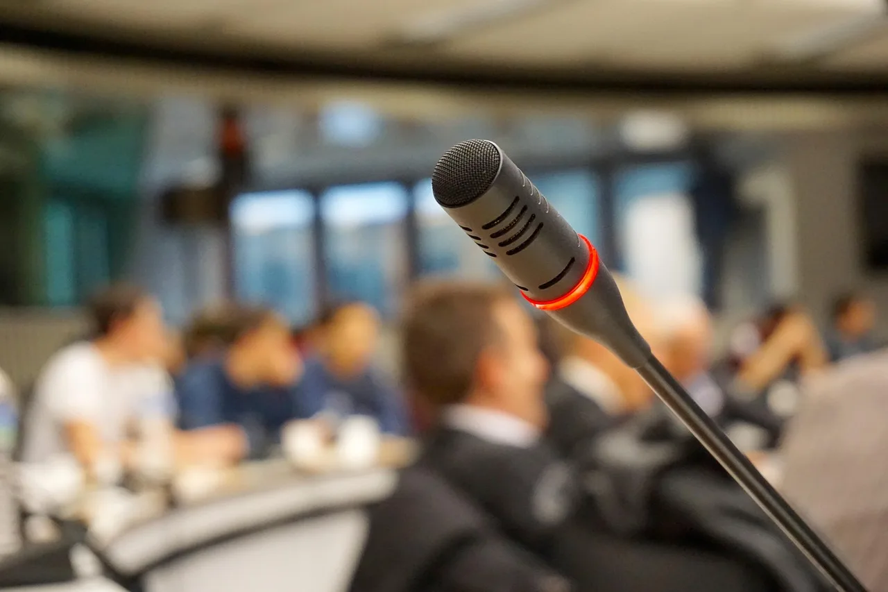 microphone, active, to speak, conference, meeting, meet, audio, microphone, conference, conference, conference, conference, conference, meeting, meeting, meeting. Product messaging mistakes: signal versus noise